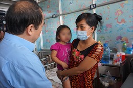 Trẻ bị sởi ‘tấn công’ vì bố mẹ chờ đến tuổi được tiêm phòng vắc xin dịch vụ