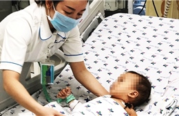  Uống thuốc trừ sâu đựng trong chai trà xanh C2 bé trai 15 tháng tuổi nguy kịch tính mạng
