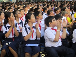 TP Hồ Chí Minh: Thiếu nhân sự, một số y bác sĩ khám sức khoẻ cho học sinh trái chuyên khoa