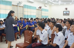 Học sinh thích thú với tiết học chuyên đề Việt Nam học 