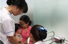 TP Hồ Chí Minh: Phụ huynh &#39;bấm bụng&#39; cho con tiêm vaccine dịch vụ