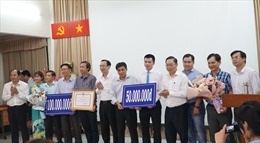  TP Hồ Chí Minh thưởng đột xuất hai bệnh viện điều trị thành công bệnh nhân COVID-19
