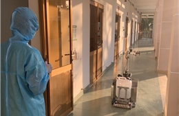 Bệnh viện dã chiến Củ Chi đưa robot khử khuẩn vào hoạt động trong phòng cách ly