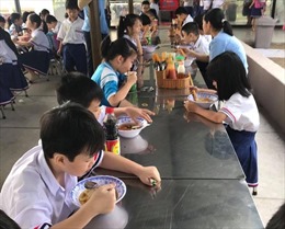 TP Hồ Chí Minh: 20 học sinh tiểu học nhập viện nghi do ngộ độc thực phẩm