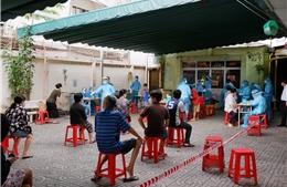 962 hộ gia đình của nhân viên bốc xếp sân bay Tân Sơn Nhất được xét nghiệm COVID-19
