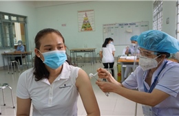 Giáo viên TP Hồ Chí Minh phấn khởi đi tiêm vaccine phòng COVID-19