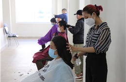 Các y bác sĩ được cắt tóc miễn phí tại bệnh viện để yên tâm chống dịch