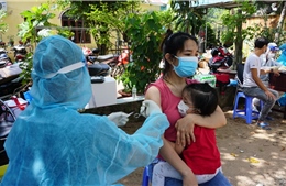 TP Hồ Chí Minh tiêm vaccine COVID-19 lưu động tại &#39;vùng đỏ&#39; để mở rộng &#39;vùng xanh&#39;