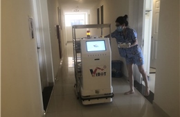 TP Hồ Chí Minh: Robot Vibot vào bệnh viện dã chiến phát cơm, đưa thuốc cho bệnh nhân mắc COVID-19 