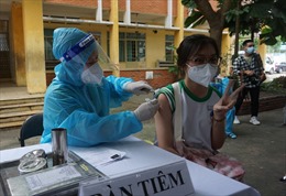 Học sinh TP Hồ Chí Minh phấn khởi đi tiêm vaccine phòng COVID-19