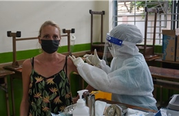 TP Hồ Chí Minh tiêm vaccine phòng COVID-19 cho người nước ngoài
