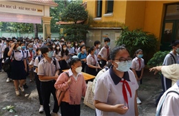  TP Hồ Chí Minh: Phụ huynh và học sinh hồi hộp đi làm thủ tục dự thi tuyển sinh lớp 10