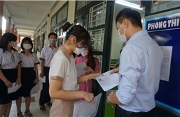 TP Hồ Chí Minh: Thí sinh, phụ huynh hồi hộp trong ngày đầu tiên kỳ thi tuyển sinh lớp 10 