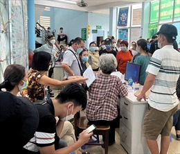 TP Hồ Chí Minh: Lo sợ biến thể mới, người dân xếp hàng đi tiêm vaccine phòng COVID-19
