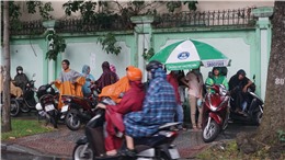 TP Hồ Chí Minh: Phụ huynh, học sinh &#39;đội&#39; mưa đi làm thủ tục dự thi tốt nghiệp THPT