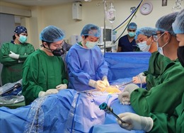 Bác sĩ Việt Nam sang Philippines hướng dẫn các sĩ phẫu thuật bằng robot