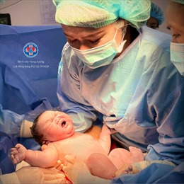 Bé trai nặng gần 5,8 kg ra đời bằng phương pháp sinh mổ