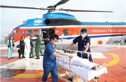 Dùng trực thăng đưa 3 ngư dân ở đảo Sinh Tồn vào đất liền điều trị