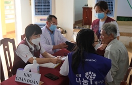 Y bác sĩ tình nguyện Hàn Quốc đến Việt Nam khám, điều trị miễn phí cho người dân