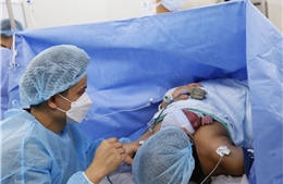 Bé trai đầu tiên tại Việt Nam được sửa tim từ trong bụng mẹ chào đời khoẻ mạnh