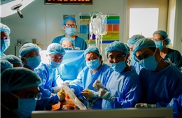 Bác sĩ Việt Nam cứu thai nhi Singapore ngay trong bụng mẹ