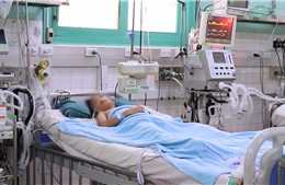 Bé gái 8 tuổi bị đa chấn thương nặng vì cửa cuốn