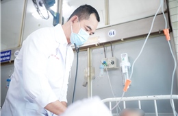 Xuyên đêm phẫu thuật cấp cứu nạn nhân trong vụ sập hàng rào tại Long An
