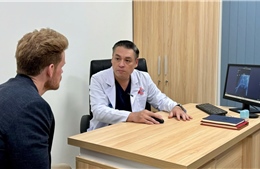 Sau 15 năm điều trị thất bại, bệnh nhân người Mỹ đã được phẫu thuật thành công tại Việt Nam
