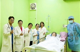 Bác sĩ Việt Nam đã đưa sản phụ người Singapore về nước an toàn 