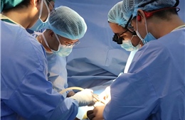 Mẹ hiến thận cứu con gái thoát suy thận giai đoạn cuối