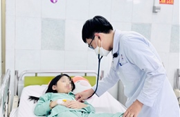 Ăn kẹo dẻo &#39;xách tay&#39; từ nước ngoài, hai chị em bị ngộ độc chất kích thích