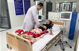 Bác sĩ từ đất liền ra Côn Đảo cấp cứu bệnh nhân tai nạn giao thông nguy kịch