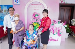 Ấm áp chương trình ‘Người phụ nữ tôi yêu’ dành cho bệnh nhân nữ dịp 20/10