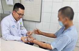 Nối liền hai bàn tay của người đàn ông bị hàng xóm chém đứt lìa do mâu thuẫn