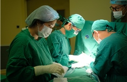 Cứu sống nam công nhân bị thang máy kẹp cổ trong lúc vận chuyển hàng