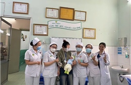 Bé sơ sinh tưởng bị bỏ rơi bất ngờ được bố mẹ đến bệnh viện đón về trong ngày cận Tết