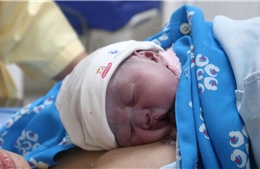 Những em bé chào đời đêm giao thừa Tết Bính Ngọ được tặng miếng vàng hình ngựa