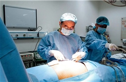 Cụ bà 90 tuổi có gần 2kg tạng ổ bụng 'chui' lên lồng ngực