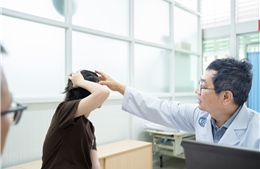 Phẫu thuật bắc cầu động mạch não giúp nữ bệnh nhân trẻ thoát khỏi liệt mặt, tay