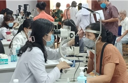 Dùng máy tính nhiều làm tăng nguy cơ mắc bệnh Glôcôm gây mù lòa