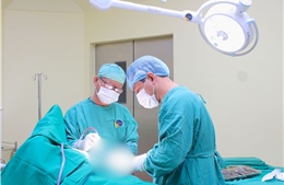 Va vào chổi quét nhà, người phụ nữ bị kẽm dài 18cm đâm xuyên ngực