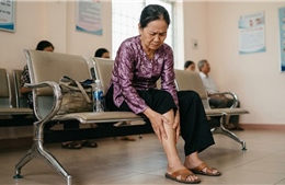 Không chủ quan với triệu chứng tê chân, chuột rút, đau chân kéo dài