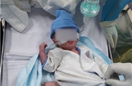 Bé trai nặng gần 2kg chào đời khi mẹ đang nằm hồi sức cấp cứu vì mắc COVID-19
