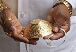 ‘Nổi như cồn’ vì đeo khẩu trang vàng giá gần 4.000 USD chống COVID-19