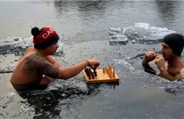 Dầm mình dưới hồ băng -20 độ C chơi cờ vua 
