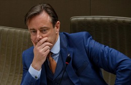 Thị trưởng tại Bỉ dính &#39;phốt&#39; mặc quần đùi lên sóng truyền hình trực tiếp
