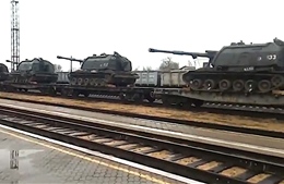 Xuất hiện hình ảnh vũ khí hạng nặng của Nga đổ dồn về biên giới Ukraine
