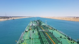 Một tàu chở dầu lại vừa mắc cạn trên kênh đào Suez