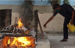 Nhân viên đốt xác - những người khốn khổ giữa đại dịch COVID-19 tại Ấn Độ