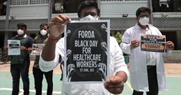 Hàng nghìn bác sĩ Ấn Độ biểu tình phản đối dùng yoga điều trị COVID-19 